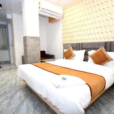 Hotel A1 Vastrapur Ахмедабад Екстериор снимка