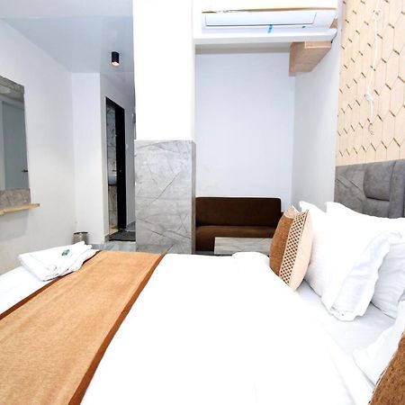 Hotel A1 Vastrapur Ахмедабад Екстериор снимка