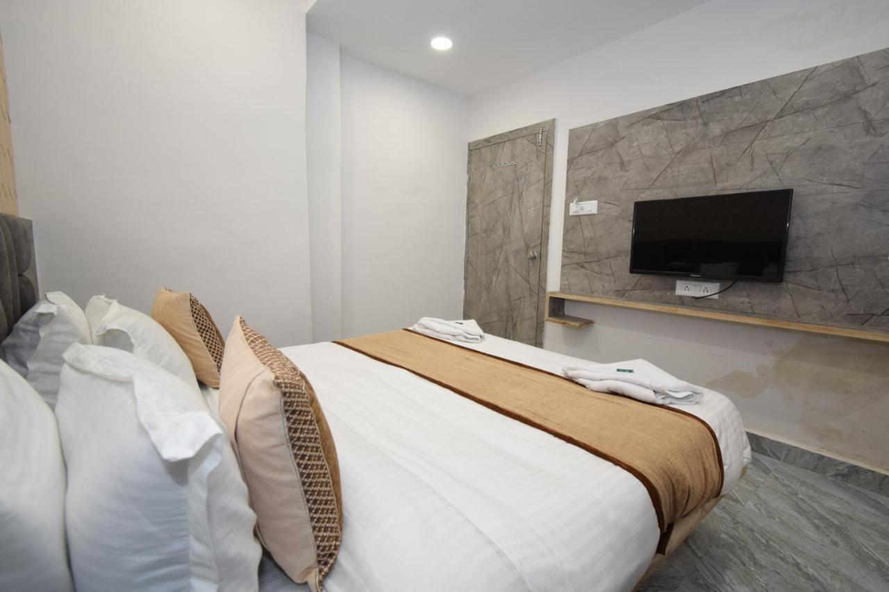 Hotel A1 Vastrapur Ахмедабад Екстериор снимка