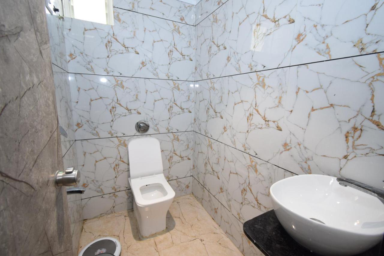 Hotel A1 Vastrapur Ахмедабад Екстериор снимка