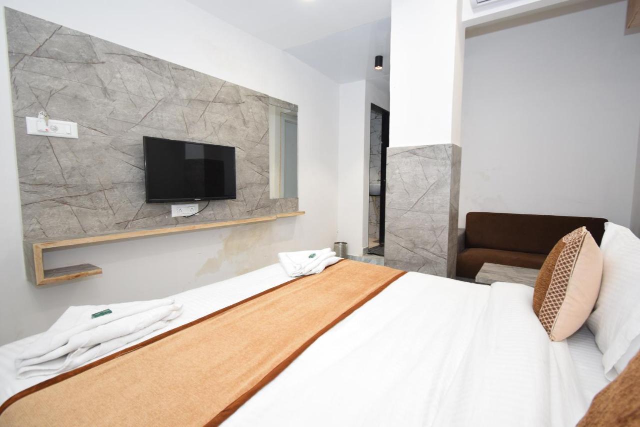 Hotel A1 Vastrapur Ахмедабад Екстериор снимка