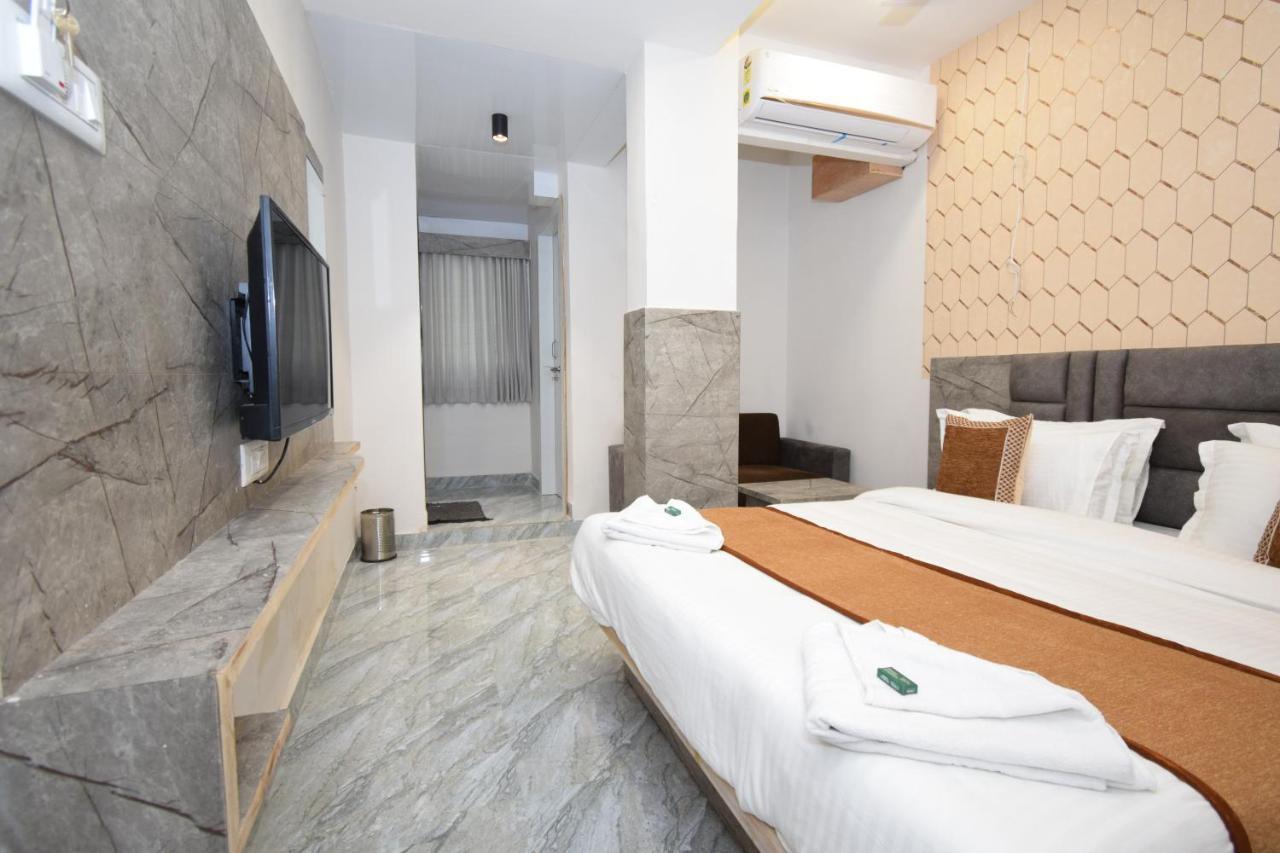 Hotel A1 Vastrapur Ахмедабад Екстериор снимка