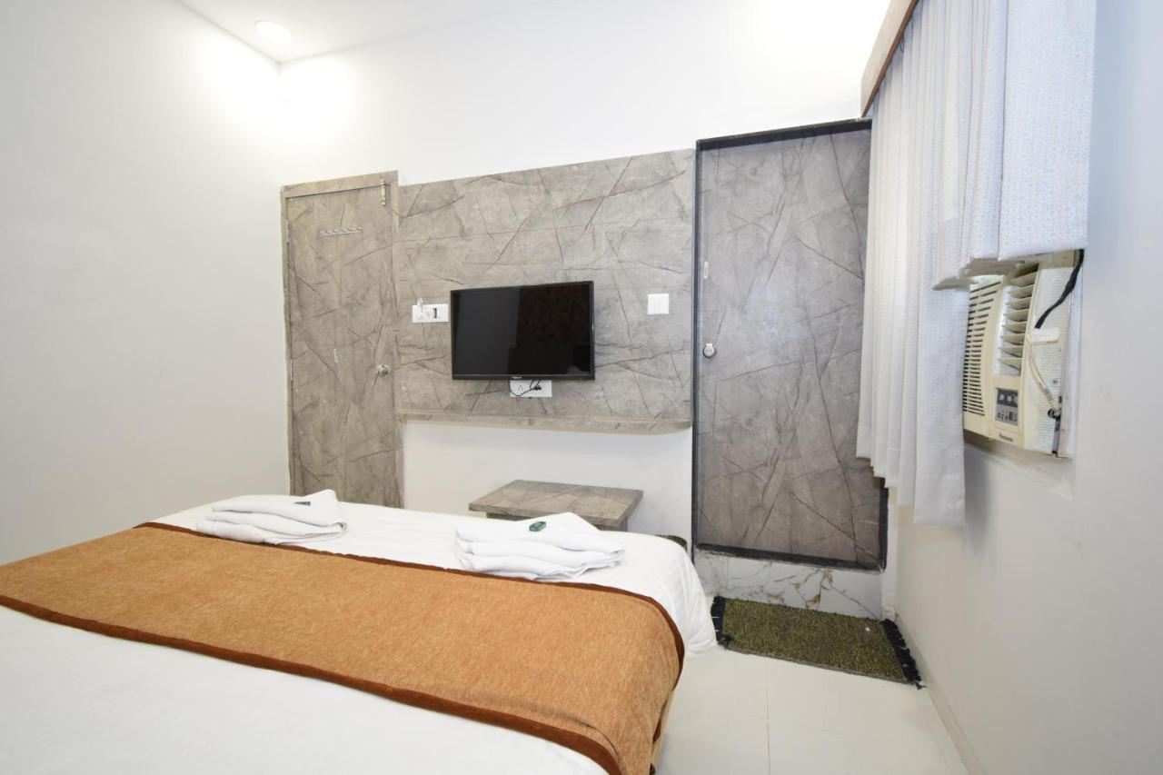 Hotel A1 Vastrapur Ахмедабад Екстериор снимка