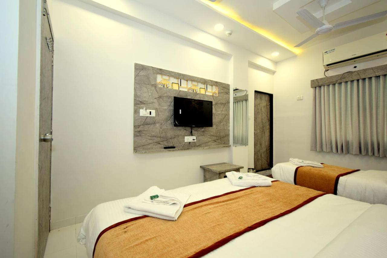 Hotel A1 Vastrapur Ахмедабад Екстериор снимка