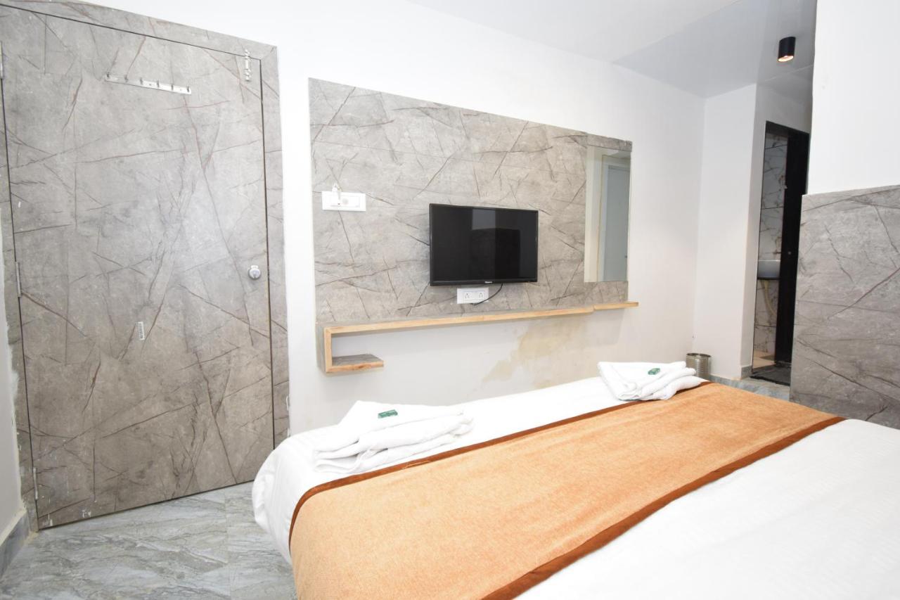 Hotel A1 Vastrapur Ахмедабад Екстериор снимка