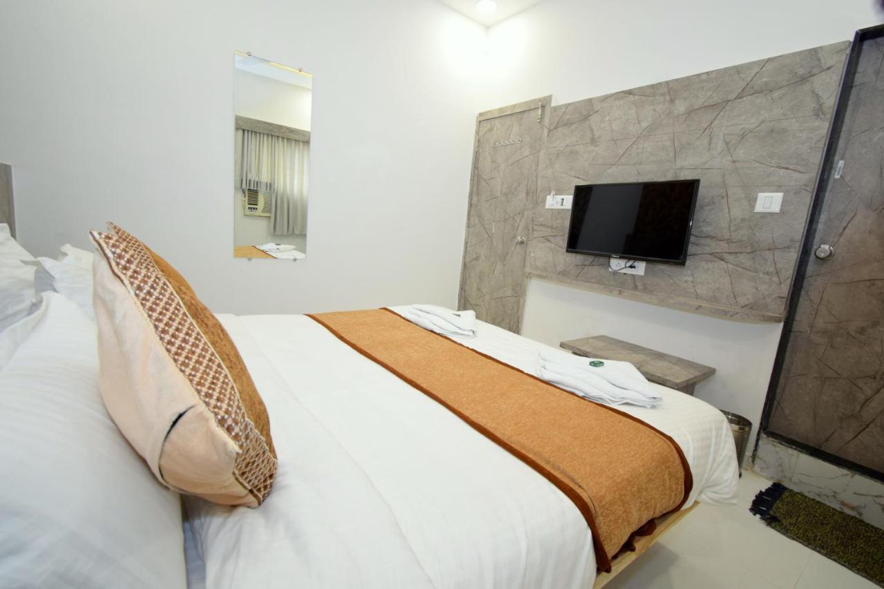 Hotel A1 Vastrapur Ахмедабад Екстериор снимка