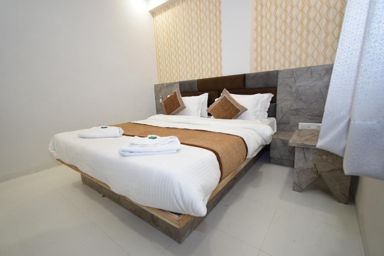 Hotel A1 Vastrapur Ахмедабад Екстериор снимка